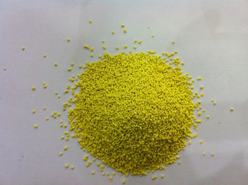 Le jaune détersif de poudre tachette des taches de couleur
