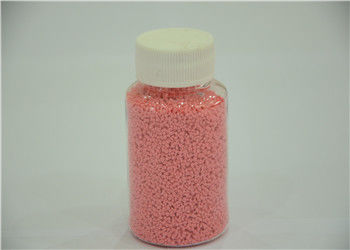 La poudre détersive rouge différente de sulfate de sodium de taille tachette des couleurs multi