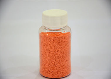 L'orange tachette les taches colorées de base de sulfate de sodium dans la poudre détersive